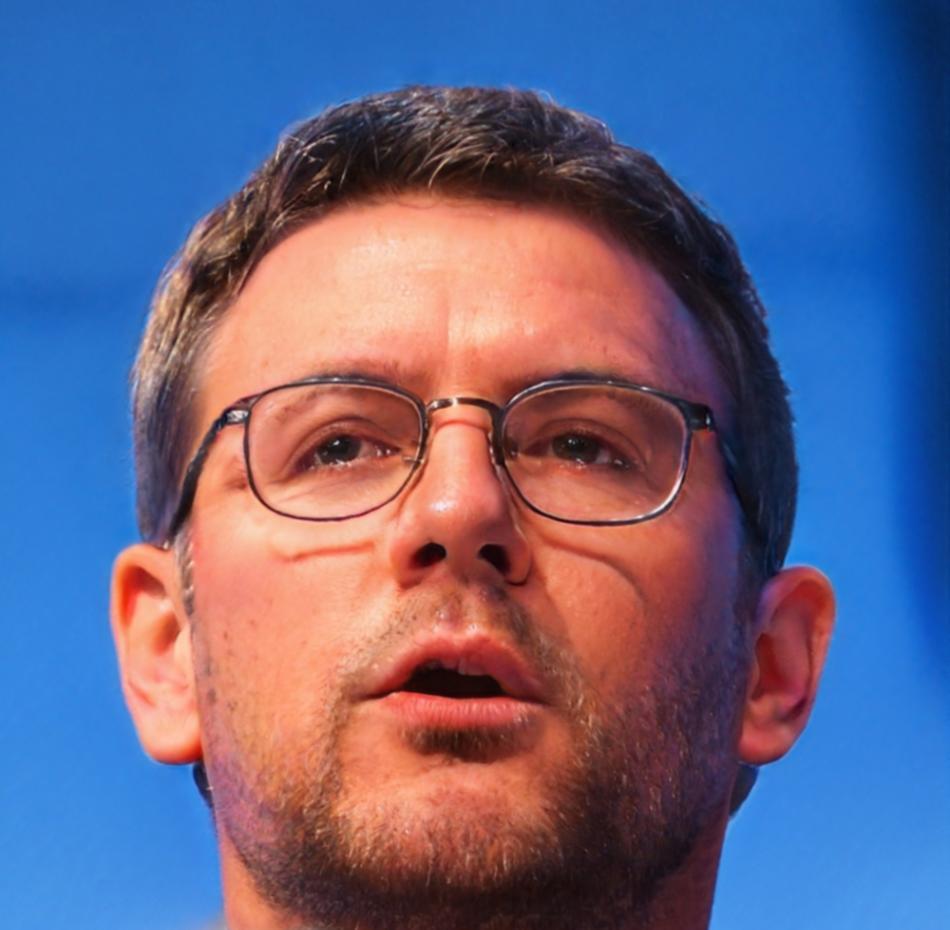 Portrait de Marc Rousseau, analyste en cybersécurité financière