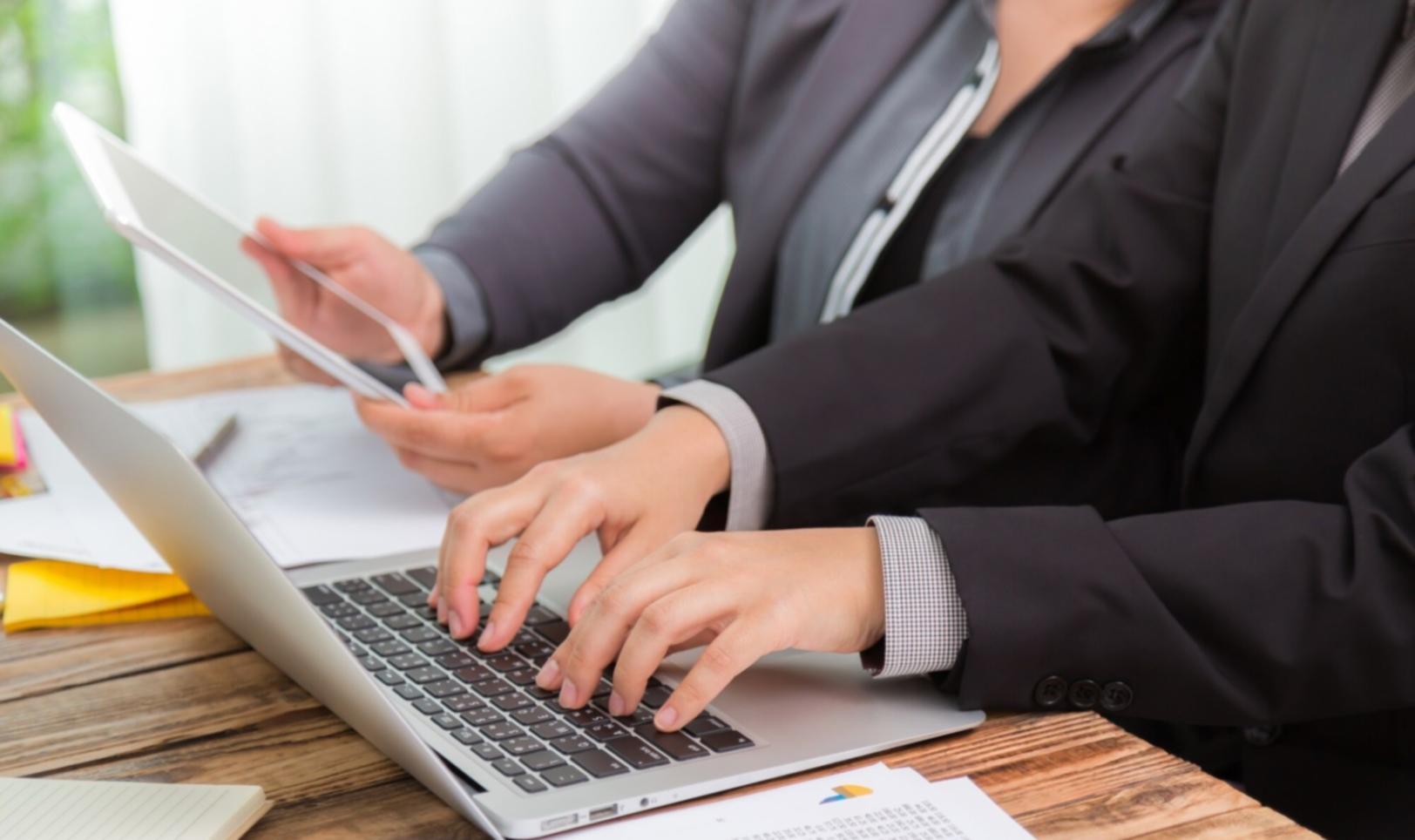 Analyse des menaces de sécurité bancaire sur écran de contrôle